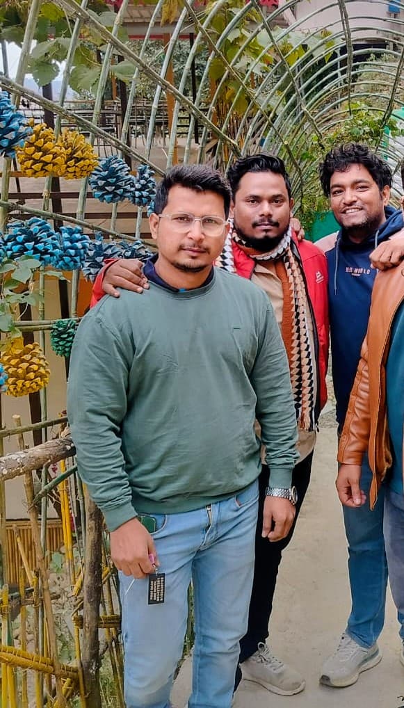 VIVEK SINGH BHADAURIA with his brothers